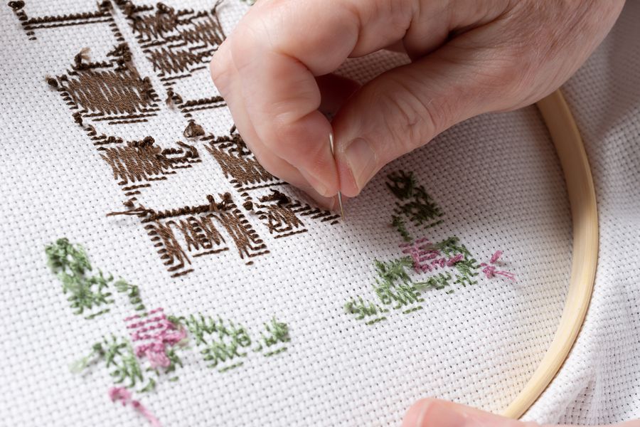 Broder le lin : la technique du point de croix appliquée au linge de maison