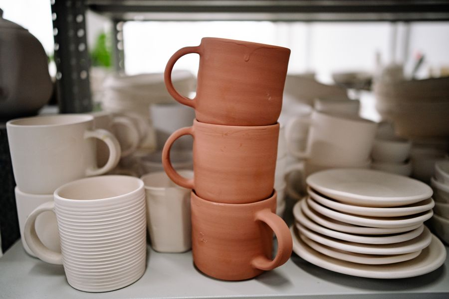 Grès ou porcelaine : bien choisir sa vaisselle artisanale