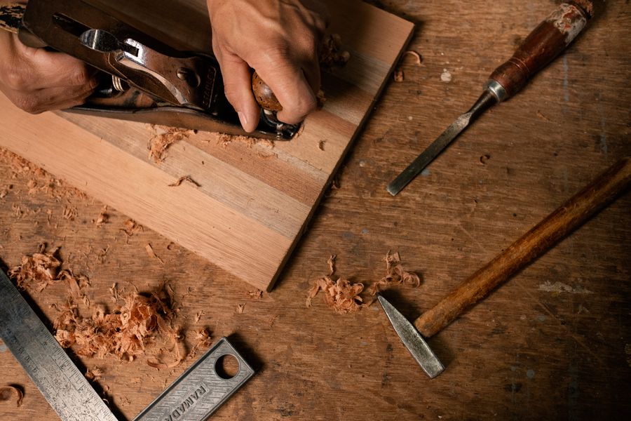 Huile ou cire : comment nourrir vos objets en bois