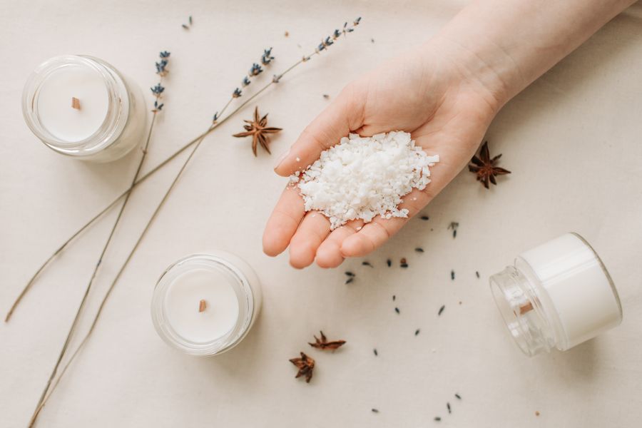 Cire de soja, de coco ou d’abeille : quelle bougie choisir ?