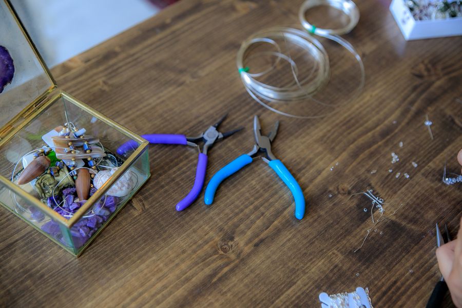 Laiton, argent, plaqué or : reconnaître un bijou artisanal de qualité