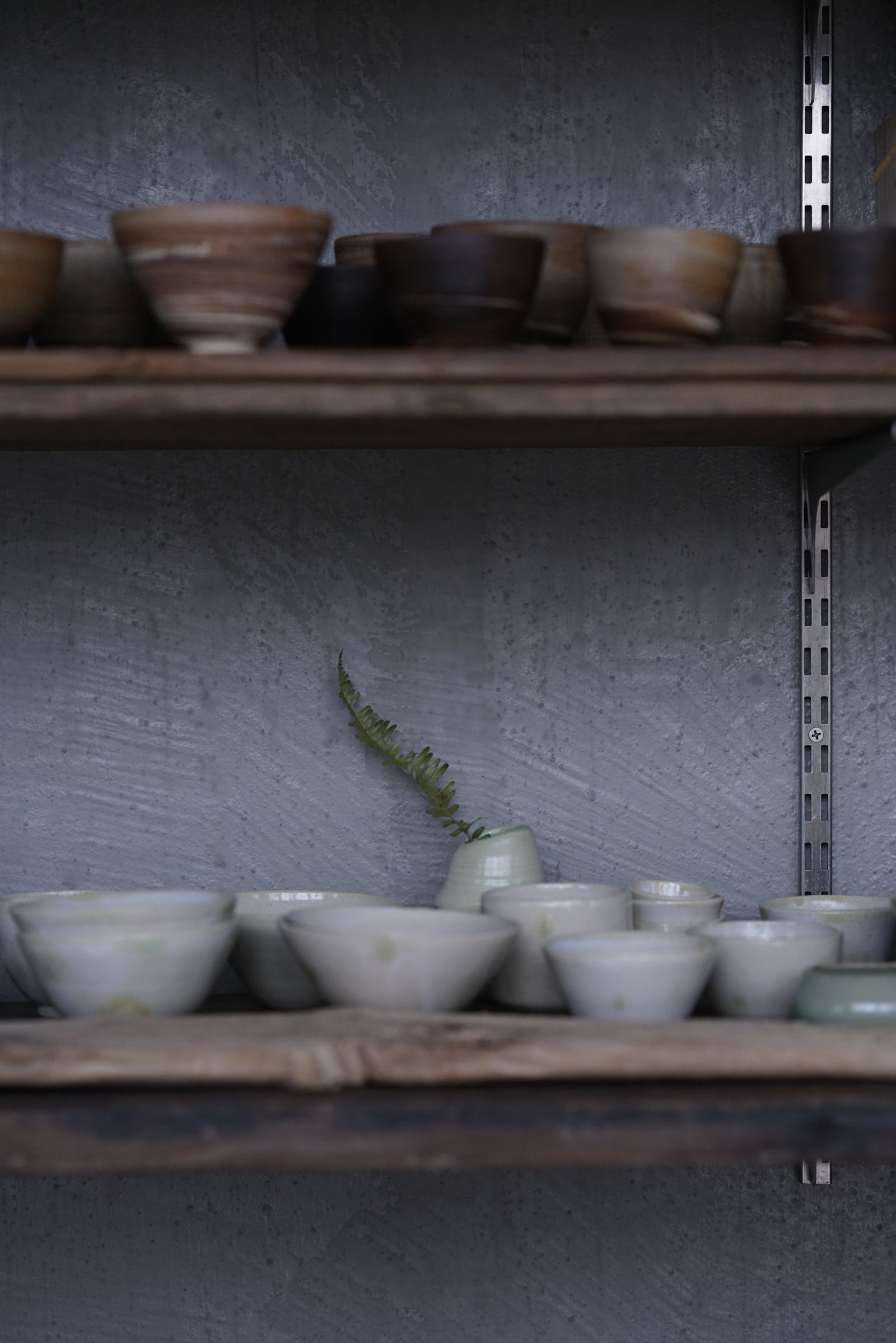 Étagère de céramiques artisanales, tons naturels, atelier Linda Richmond