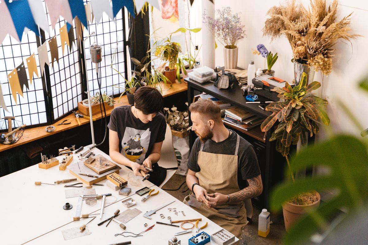 Artisane façonnant un bijou à l’établi, atelier Linda Richmond